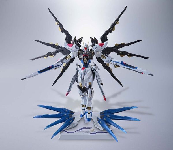 METAL BUILD Strike Freedom Gundam - Mobile Suit Gundam SEED Destiny | Bandai Action Figure