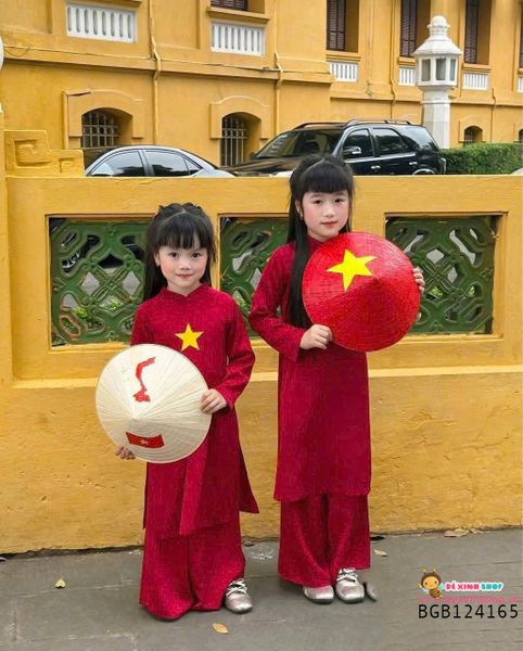 Set áo dài gấm đỏ in ngôi sao vàng dễ thương cho bé gái BGB124165