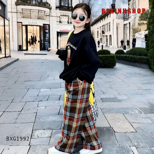 Bộ áo dài tay in gấu quần ống suông caro dễ thương cho bé gái BXG1992