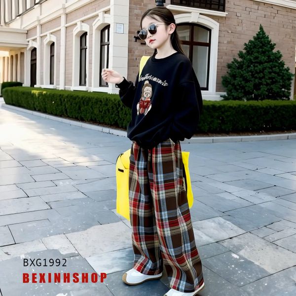 Bộ áo dài tay in gấu quần ống suông caro dễ thương cho bé gái BXG1992