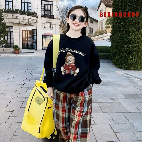 Bộ áo dài tay in gấu quần ống suông caro dễ thương cho bé gái BXG1992