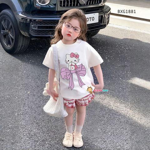 Bộ áo thun HelloKitty quần sọc phối bèo dễ thương cho bé gái BXG1881