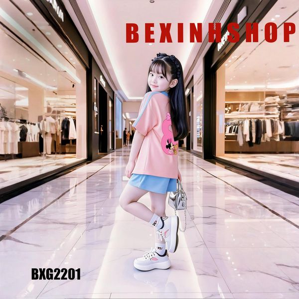 Bộ áo phom rộng cổ tim Mickey phối quần sort bé gái BXG2200