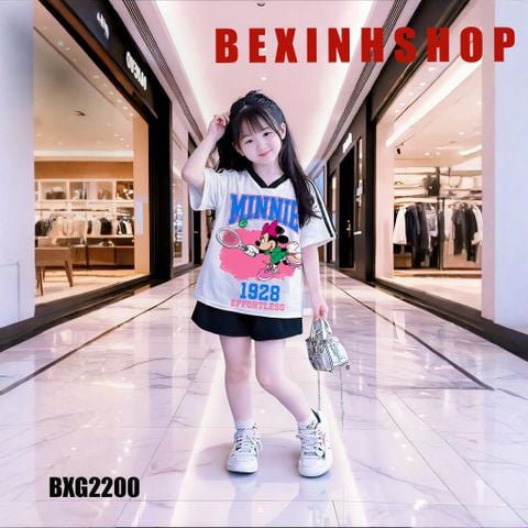 Bộ áo phom rộng cổ tim Mickey phối quần sort bé gái BXG2200