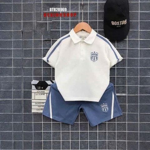 Set thun cổ bẻ phối sọc Nano thêu huy hiệu dễ thương cho bé trai BTB28969