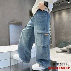 Quần jean suông dài phối túi hộp dễ thương cho bé trai BTB28938