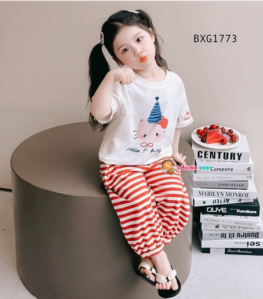 Bộ áo thun Hello Kitty Quần sọc ống thụng dễ thương cho bé gái BXG1773