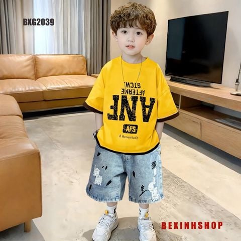 Set đồ bé trai áo in chữ loang quần jeans phom rộng BXG2039