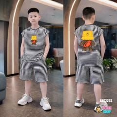 Set áo tay lỡ in hình chú bé đội mũ phối sọc cho bé trai BXG2293
