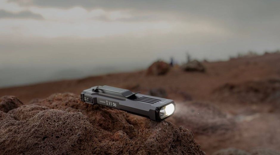 Wuben X5 đèn pin EDC 1300 Lumens + Laser + UV đa năng