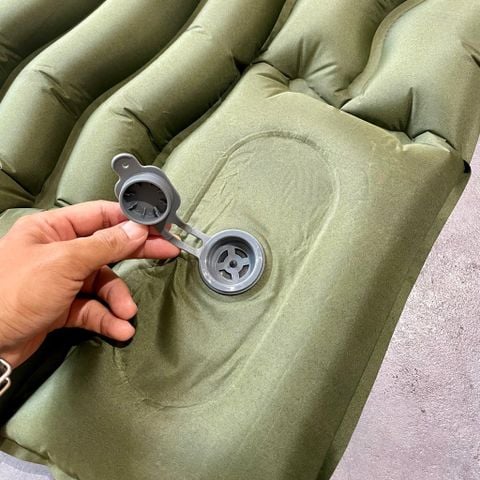 Nệm hơi dã ngoại tích hợp bơm tay Vultura VTR-AM2501