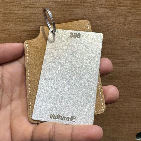 Vultura SH2601 - Thẻ mài dao sinh tồn bỏ túi 2 mặt 300&600 Grit kèm bao da thật