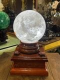 Quả Cầu Thạch Anh Trắng Tự Nhiên 4,7kg Đế Gỗ Chỉnh Điện – ảnh 1