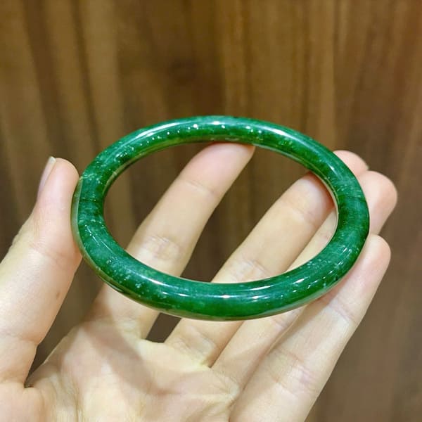 Vòng ngọc bích bản tròn nền trắng