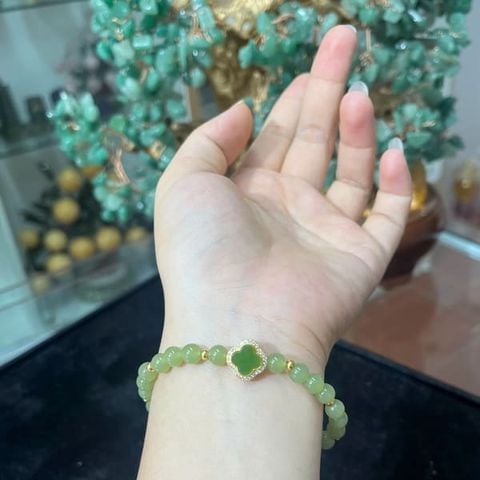 Vòng Ngọc Hòa Điền VIP Mix Charm Cỏ 4 Lá Bọc Ngọc Bích Mạ Vàng