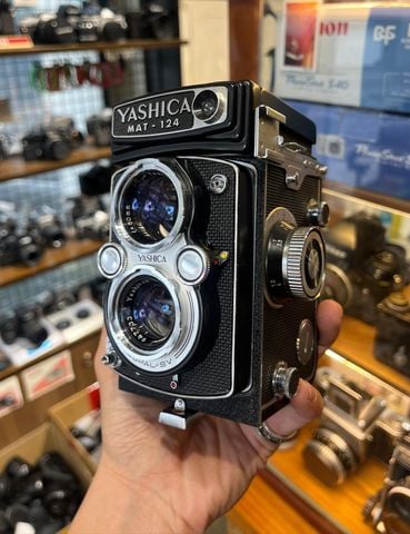  Yashica Mat 124 