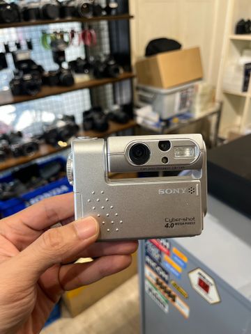  Sony Cybershot DSC-F77 