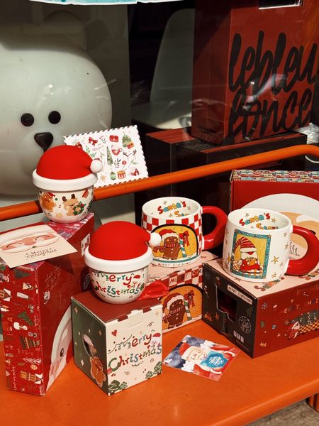  CHRISTMAS MUGS 
