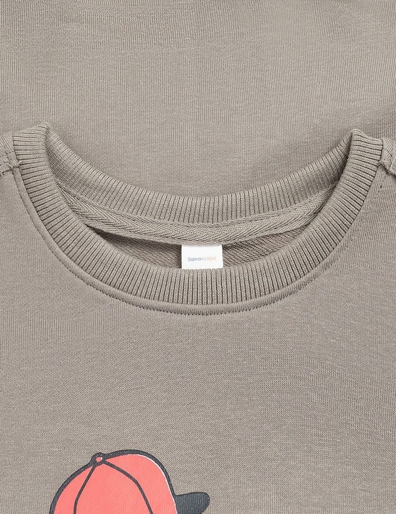 Áo nỉ cổ tròn bé trai hình in trước ngực