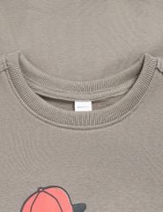 Áo nỉ cổ tròn bé trai hình in trước ngực