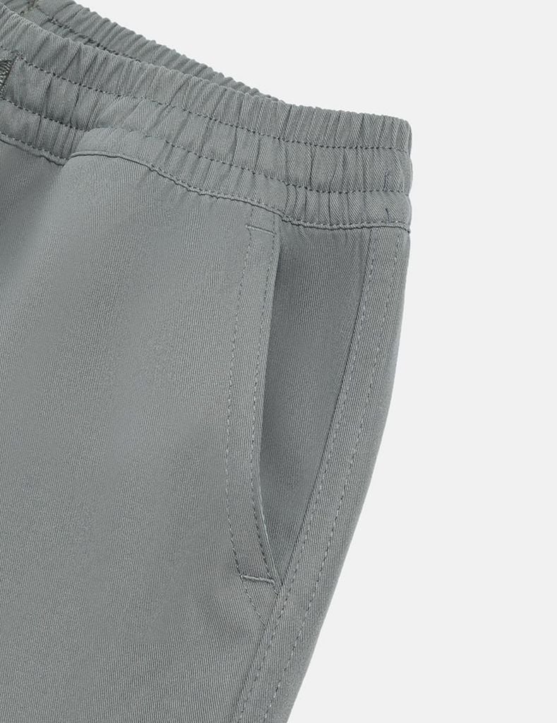 Quần khaki gấu bo bé trai hình in thân trước