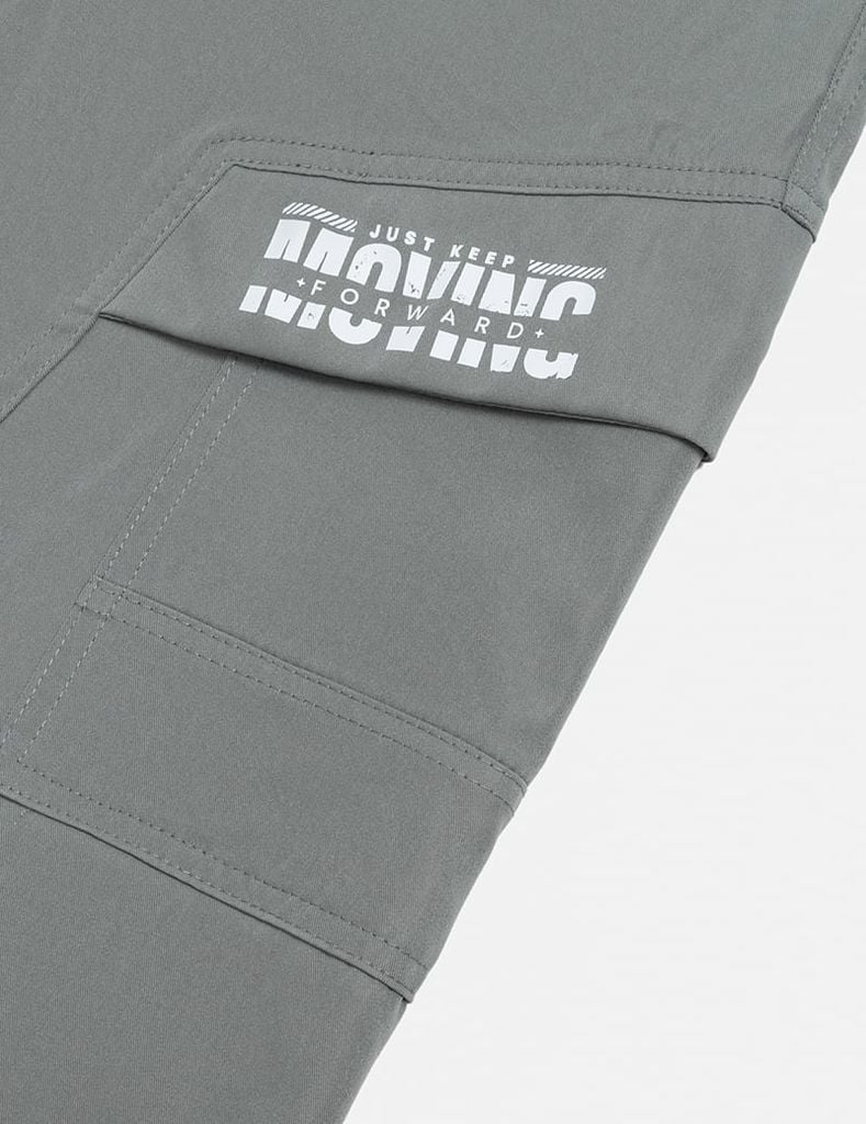 Quần khaki gấu bo bé trai hình in thân trước