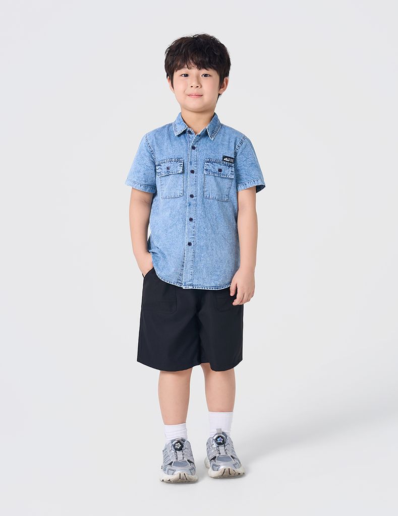 Áo sơ mi ngắn tay bé trai túi ốp thân trước