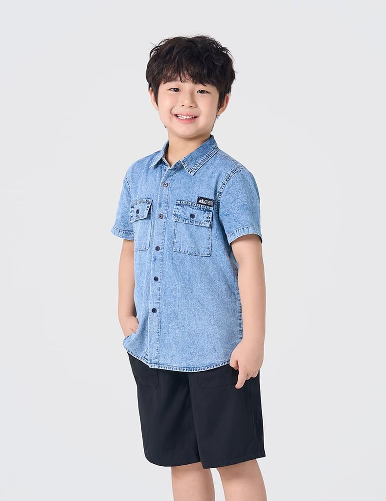 Áo sơ mi ngắn tay bé trai túi ốp thân trước
