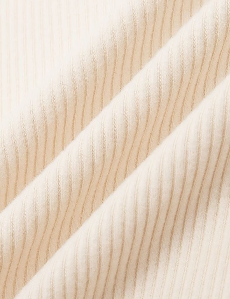 Áo giữ nhiệt cổ cao bé gái hình thêu trước ngực