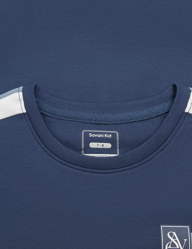 Áo nỉ cổ tròn trẻ em phối dọc 2 bên tay in logo trước ngực