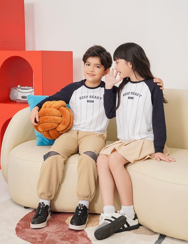 Áo nỉ cổ tròn trẻ em phối hình in giữa ngực