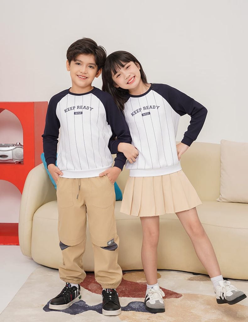 Áo nỉ cổ tròn trẻ em phối hình in giữa ngực