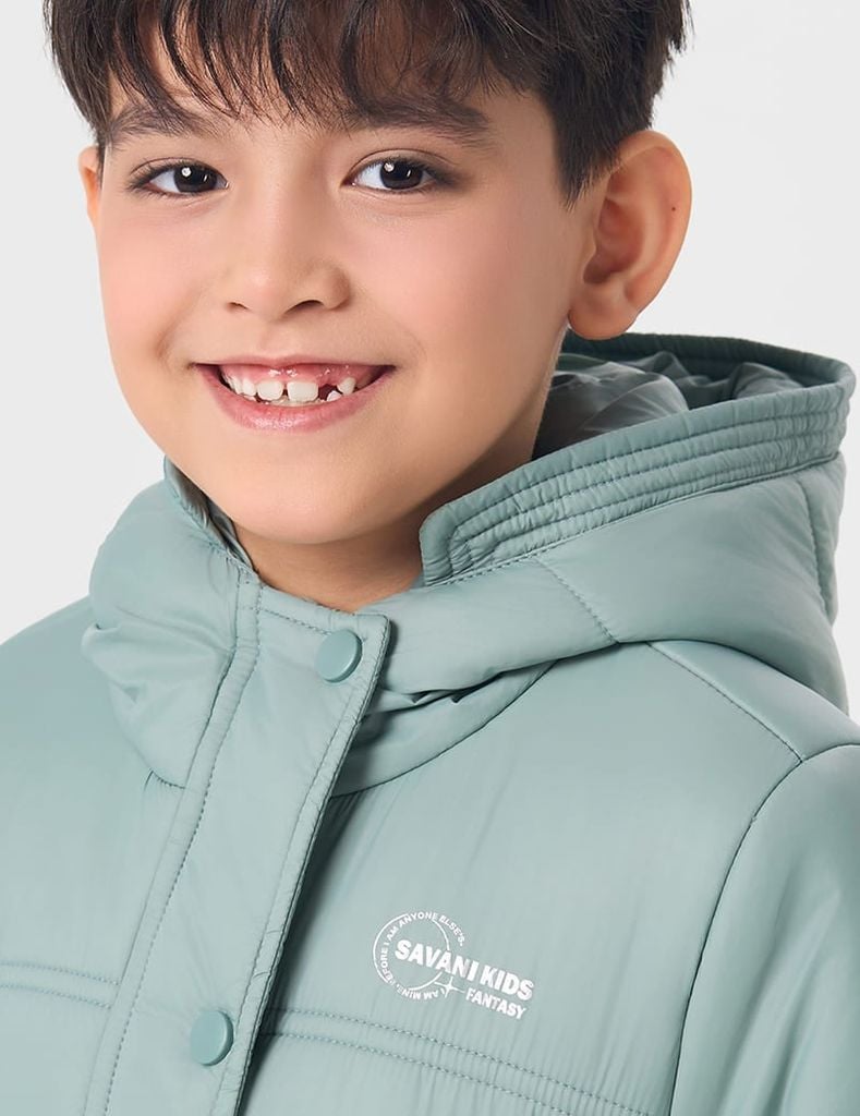 Áo chần bông trẻ em dáng ngắn logo trước ngực