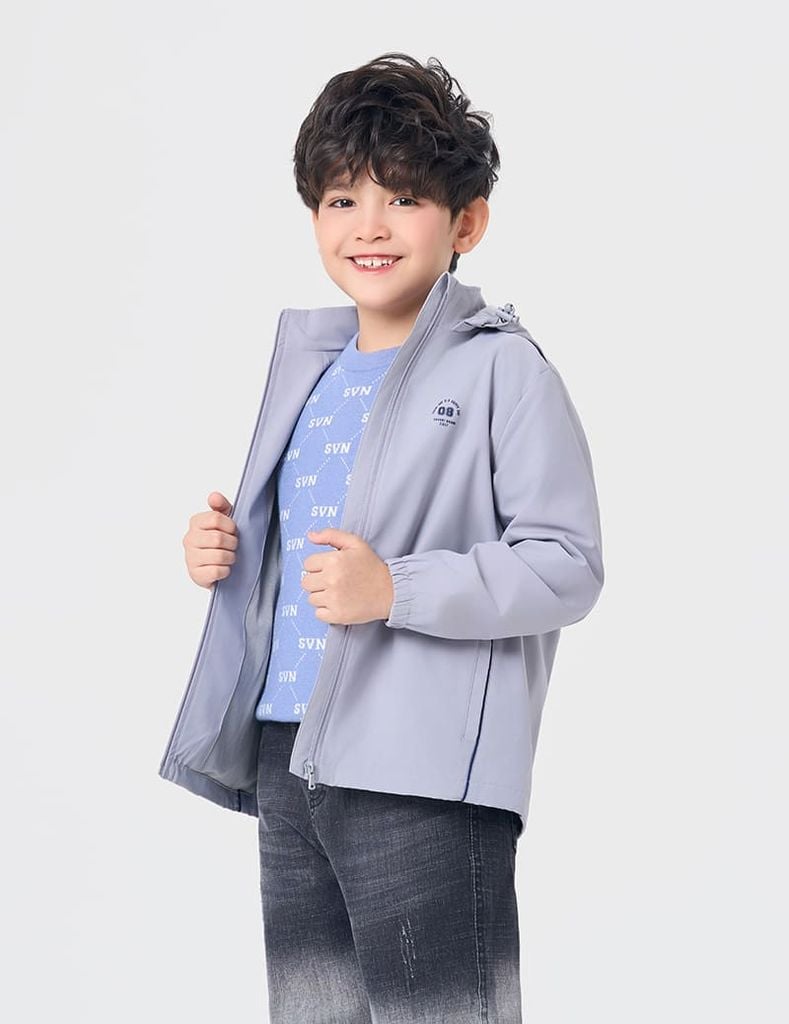Áo khoác gió có mũ trẻ em hình in trước ngực