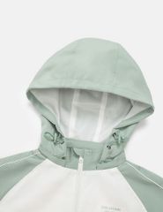 Áo gió có mũ trẻ em phối tay thân in logo trước ngực