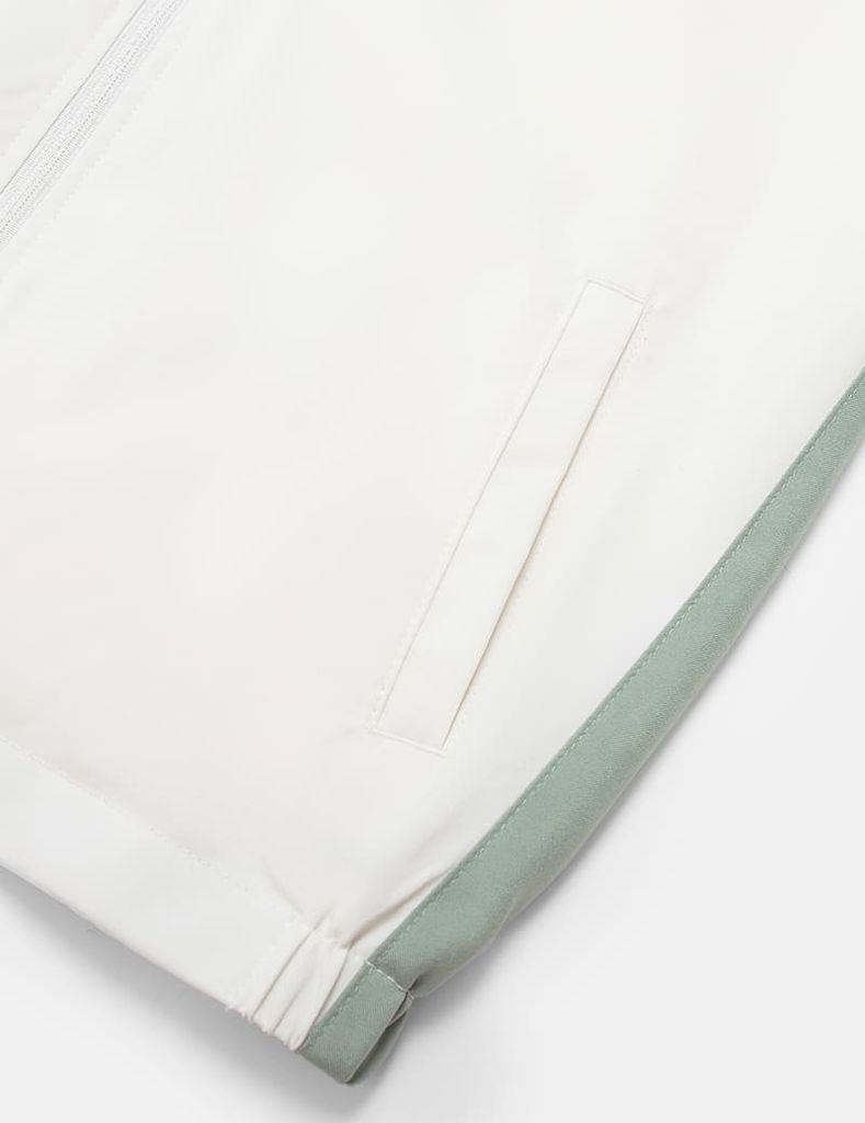 Áo gió có mũ trẻ em phối tay thân in logo trước ngực