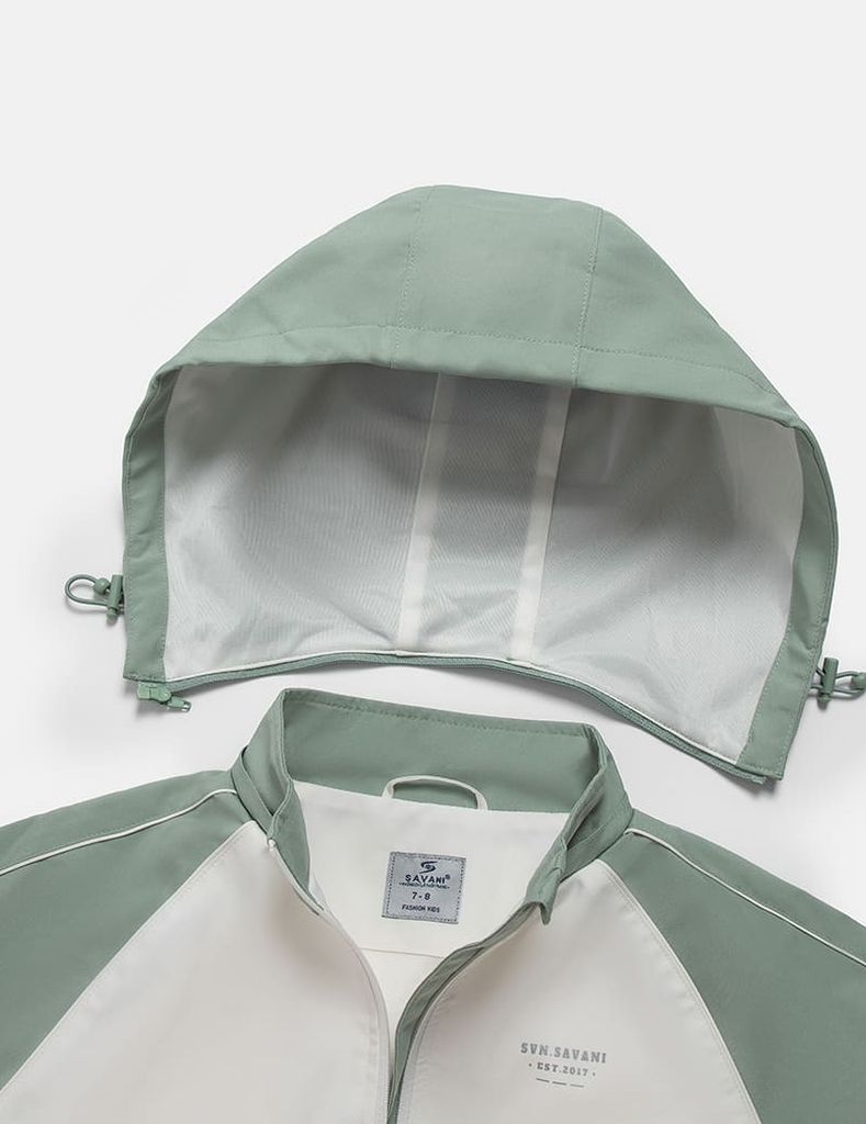 Áo gió có mũ trẻ em phối tay thân in logo trước ngực