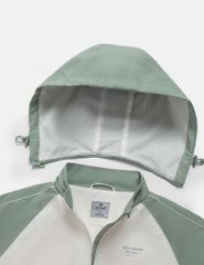 Áo gió có mũ trẻ em phối tay thân in logo trước ngực