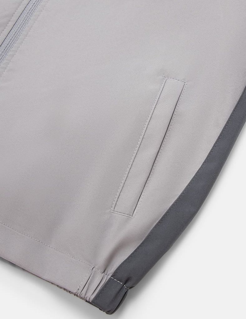 Áo gió có mũ trẻ em phối tay thân in logo trước ngực