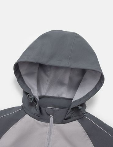 Áo gió có mũ trẻ em phối tay thân in logo trước ngực