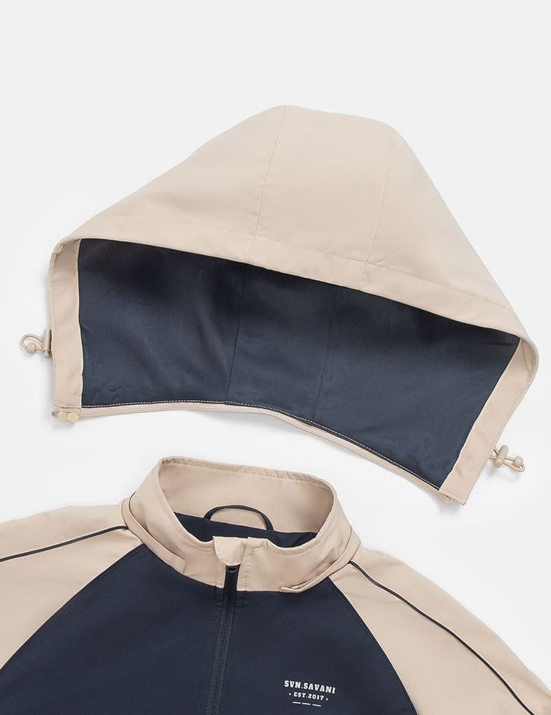 Áo gió có mũ trẻ em phối tay thân in logo trước ngực