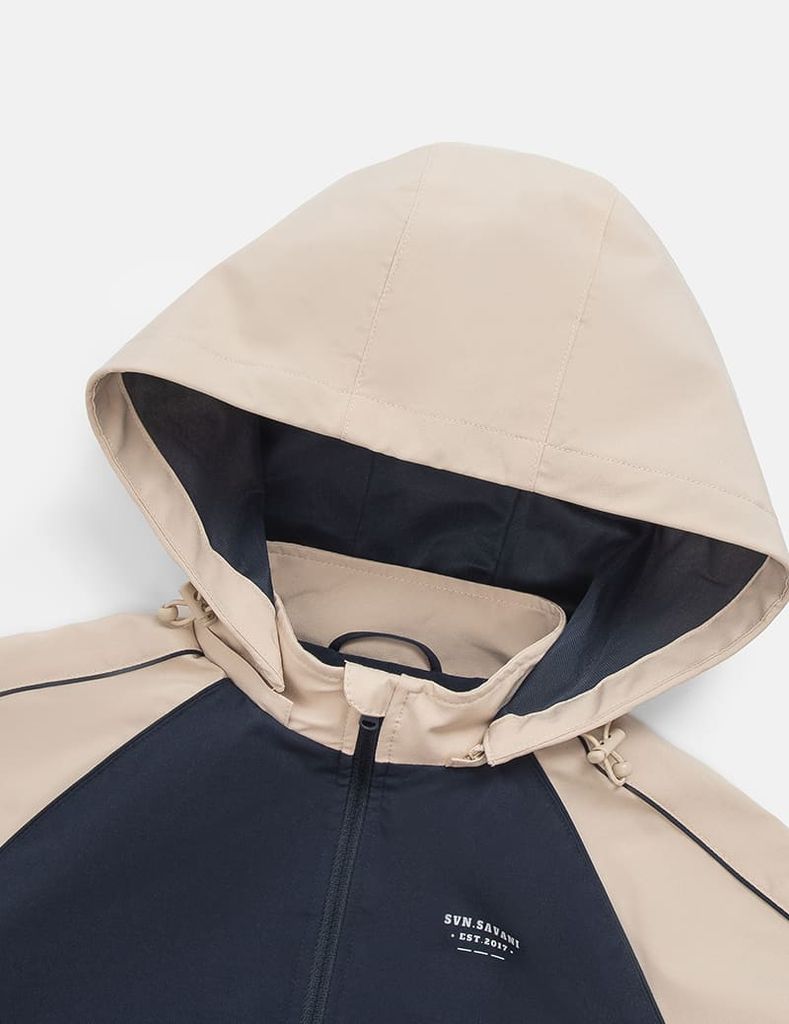 Áo gió có mũ trẻ em phối tay thân in logo trước ngực