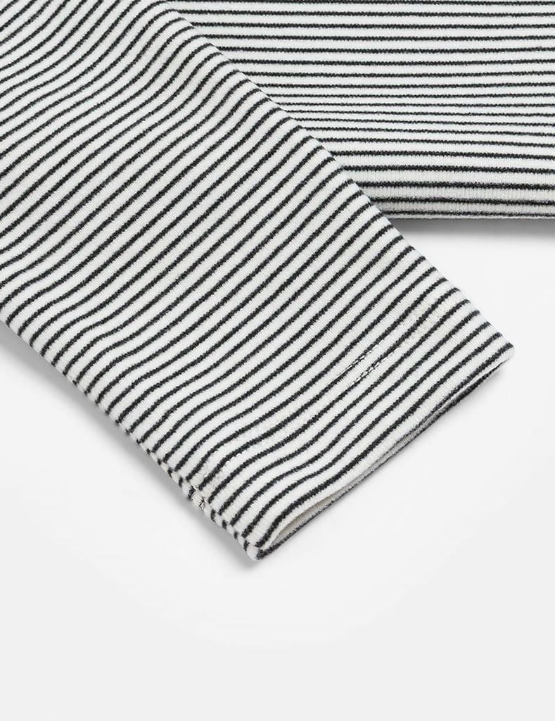 Áo giữ nhiệt cổ cao trẻ em mác trước ngực