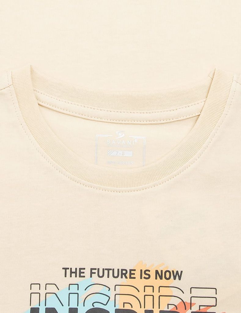 Áo thun ngắn tay trẻ em cổ bo rib hình in cao su nổi bật dáng suông rộng