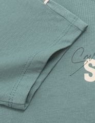 Áo thun ngắn tay cổ tròn trẻ em hình in trước ngực