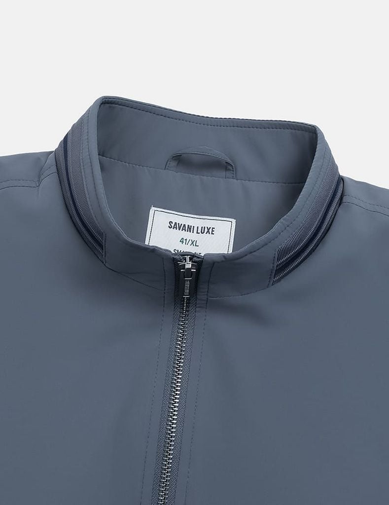 Áo khoác lót bông cổ đứng logo bắp tay