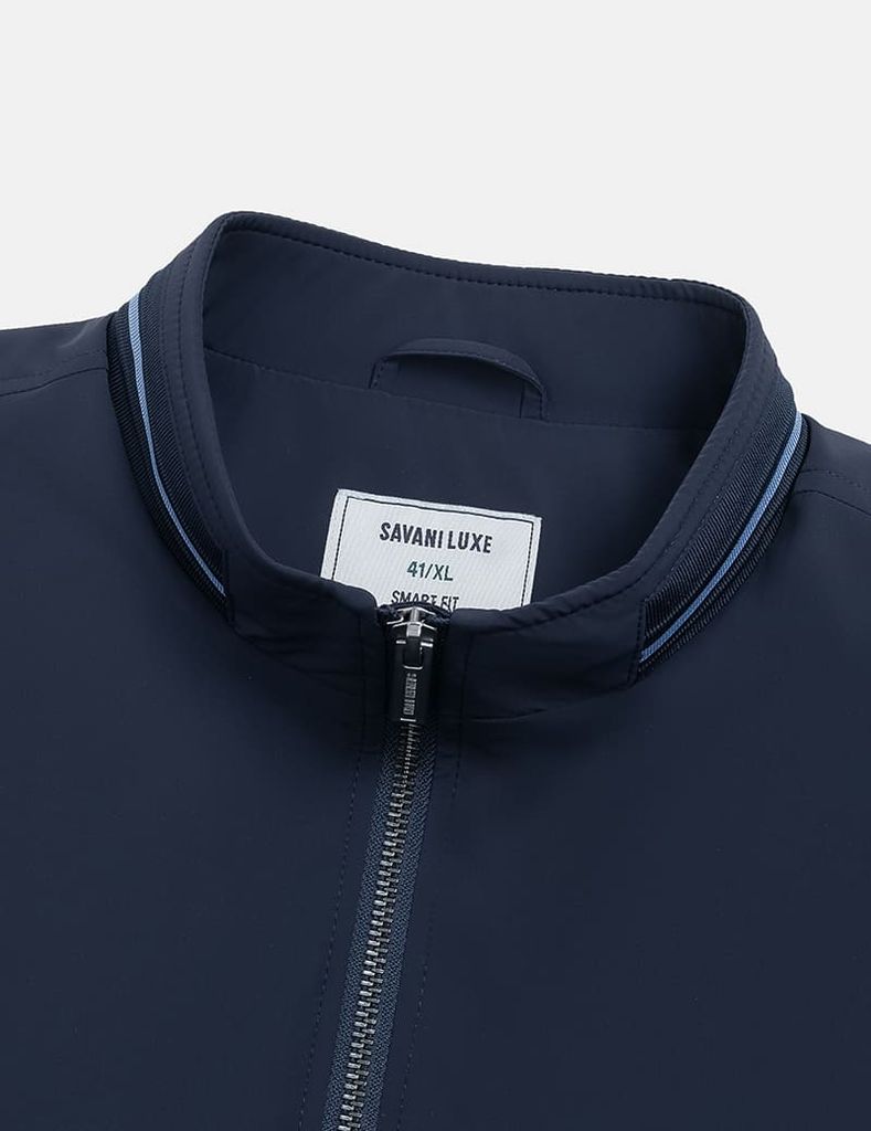 Áo khoác lót bông cổ đứng logo bắp tay