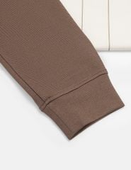 Áo nỉ cổ tròn nam phối hình in giữa ngực