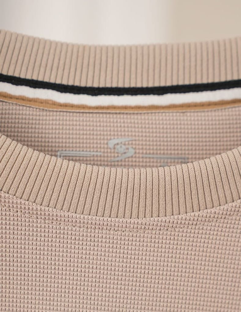 Áo nỉ cổ tròn nam hình thêu trước ngực