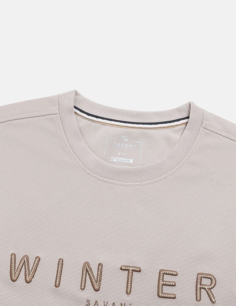 Áo nỉ cổ tròn nam hình thêu trước ngực